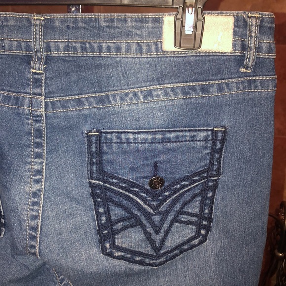 Denim capris semi distressed Embroidered pockets size 14 - Picture 7 of 12